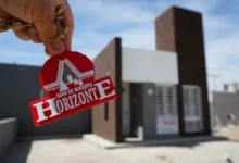 Imagen de la Cooperativa Horizonte con viviendas y la Planta Fabril "El Carmelo" en el fondo