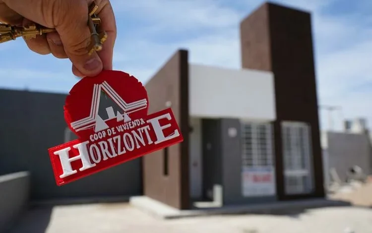 Imagen de la Cooperativa Horizonte con viviendas y la Planta Fabril "El Carmelo" en el fondo