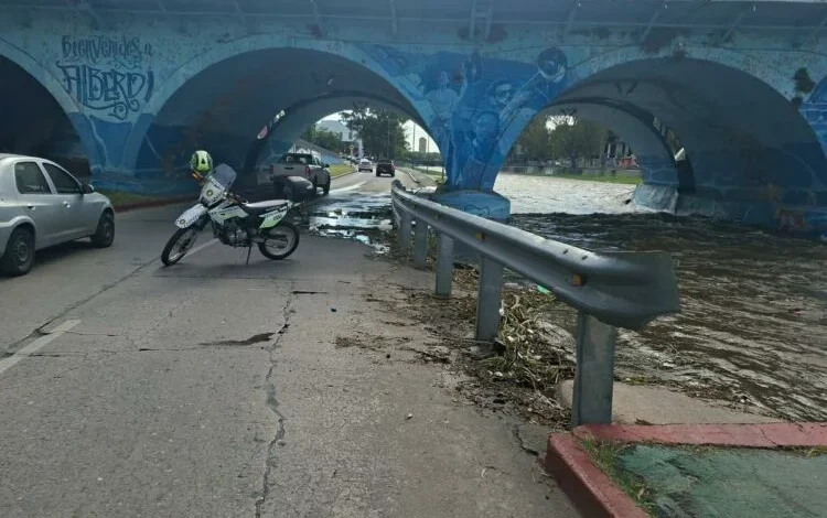 Imagen de la Costanera de Córdoba con el río Suquía crecido
