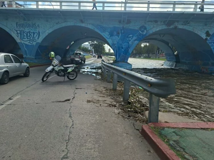 Imagen de la Costanera de Córdoba con el río Suquía crecido