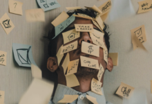 Trabajador cansado en su oficina