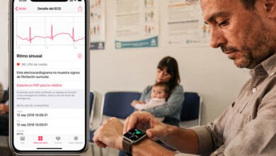 Persona usando un smartwatch para monitorizar su salud