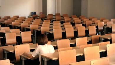 Una médica con un estetoscopio, con una expresión de sorpresa y duda
