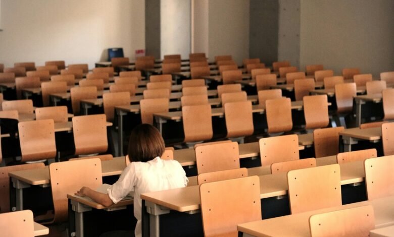 Una médica con un estetoscopio, con una expresión de sorpresa y duda