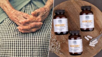 Imagen de una persona mayor disfrutando de una vida saludable con un fondo de verduras y frutas ricas en magnesio