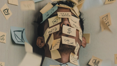 Una persona estresada en el trabajo