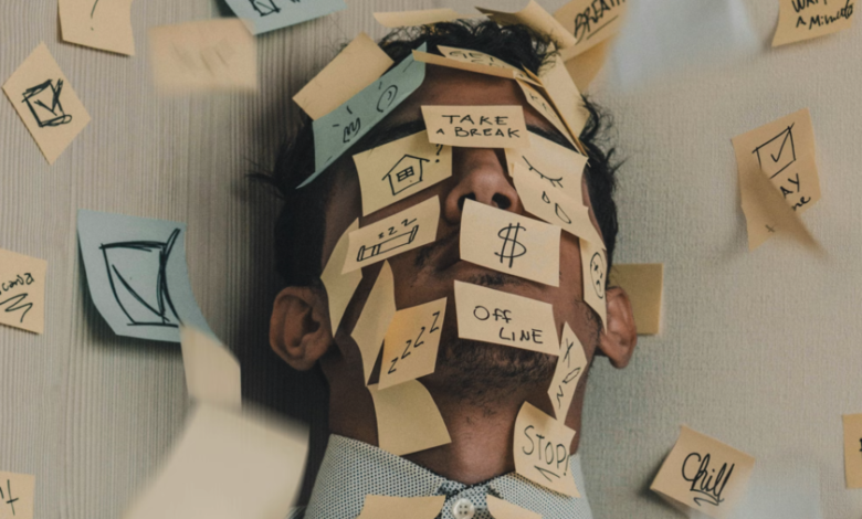 Una persona estresada en el trabajo