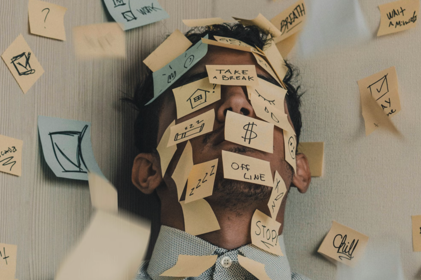 Una persona estresada en el trabajo