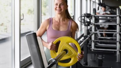 Mujer de 40 años haciendo entrenamiento de fuerza con pesas
