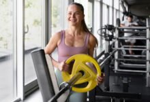 Mujer de 40 años haciendo entrenamiento de fuerza en el gimnasio