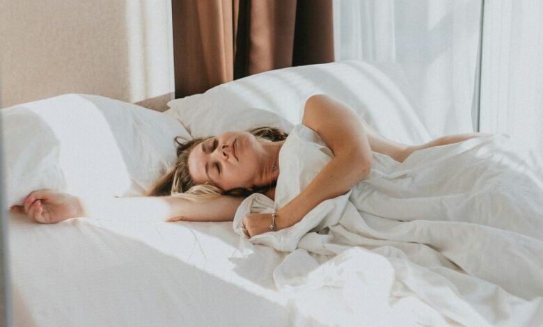 Persona durmiendo con una lámpara de aceite al lado