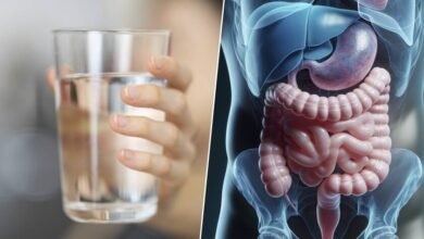 Un vaso de agua en una mesa con comida