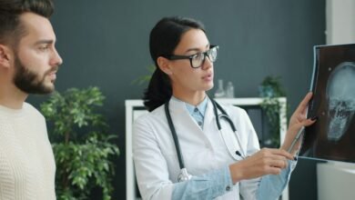 Trabajador realizando un reconocimiento médico en la empresa