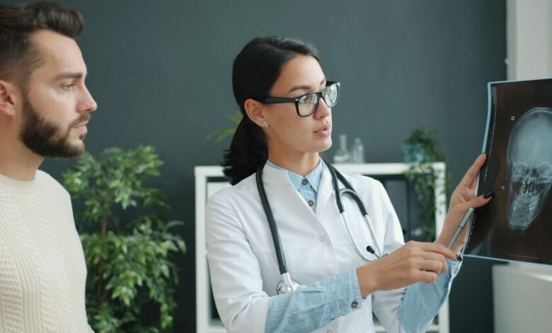Trabajador realizando un reconocimiento médico en la empresa