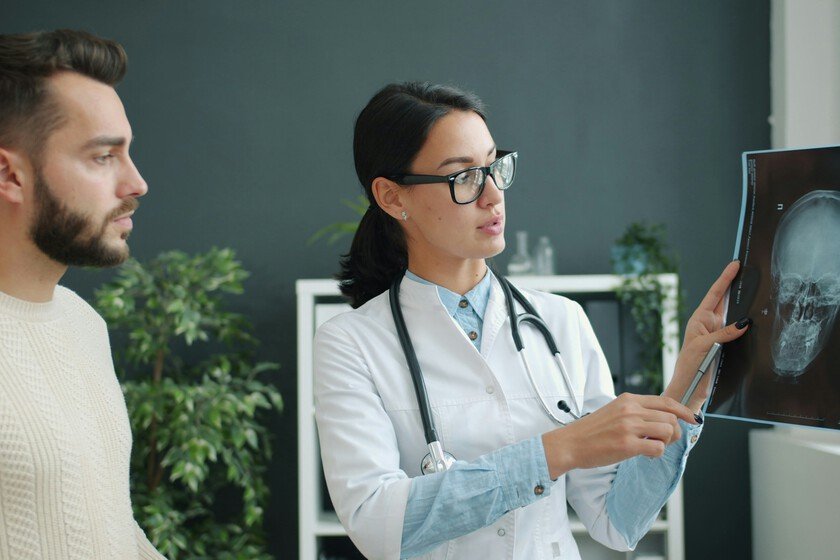 Trabajador realizando un reconocimiento médico en la empresa