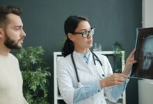 Trabajador en un entorno laboral seguro