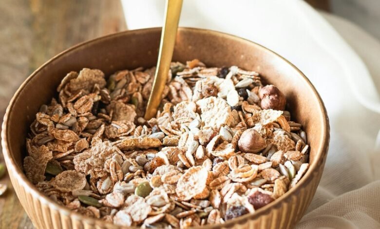 Imagen de un tazón de avena con frutas y nueces