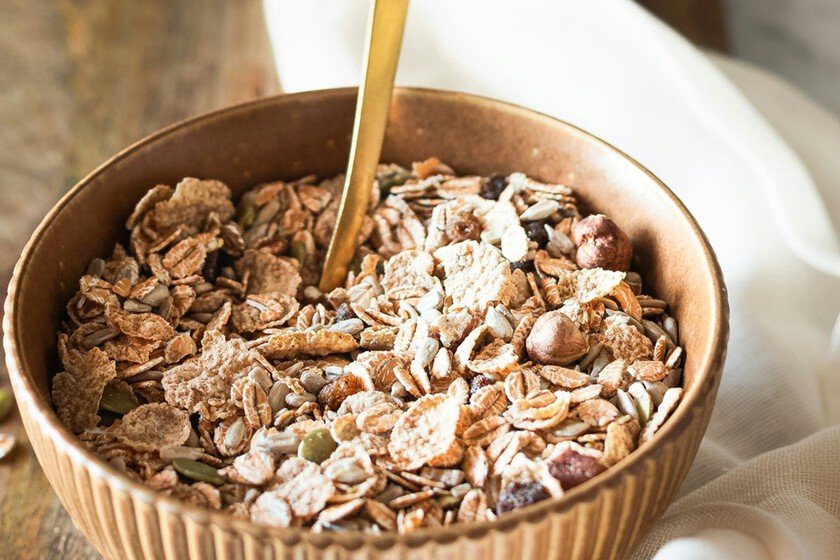 Imagen de un tazón de avena con frutas y nueces