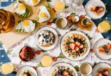 Un desayuno saludable con frutas y granola