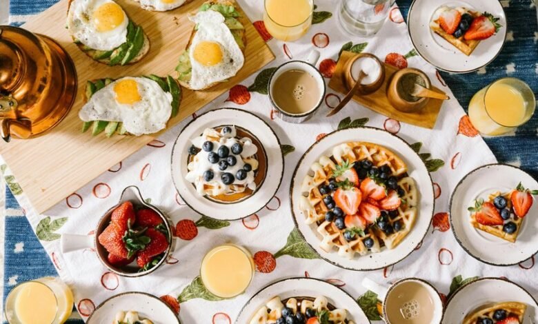Persona disfrutando de un desayuno saludable