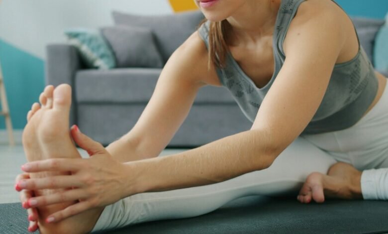 Un adulto mayor subiendo escalones con peso