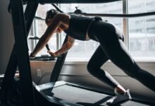 Persona caminando en una cinta de correr con inclinación