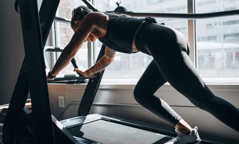 Persona caminando en una cinta de correr con inclinación