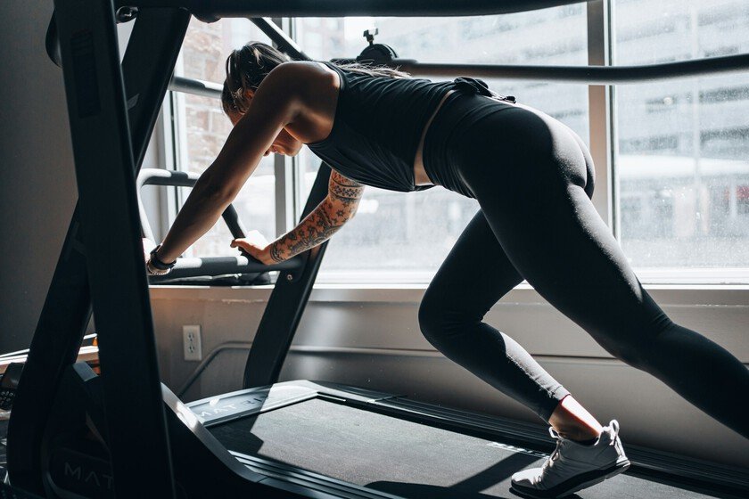 Persona caminando en una cinta de correr con inclinación