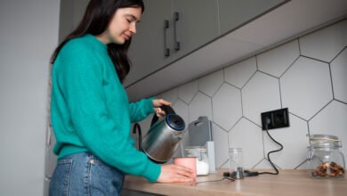 Una taza de agua caliente en una mesa de madera