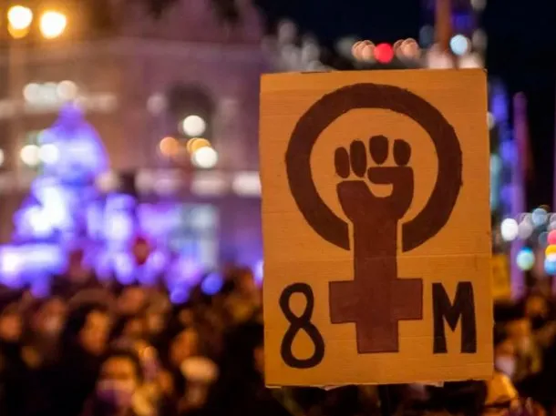 Mujeres marchando en el Día Internacional de la Mujer