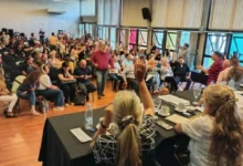Docentes en asamblea, con carteles y pancartas que reclaman mejoras salariales