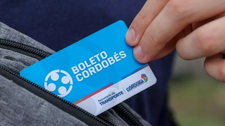 Estudiantes utilizando el Boleto Educativo Cordobés en un bus