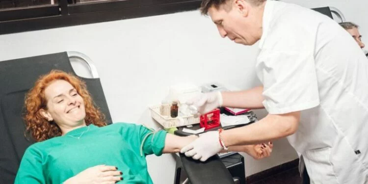 Persona donando sangre en un hospital