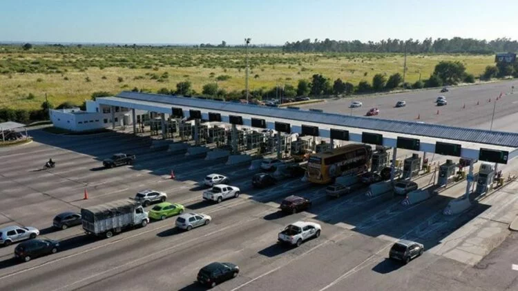 Imagen de un peaje en Córdoba con un vehículo pasando por el mismo