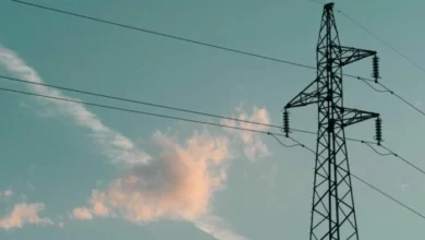 Imagen de un poste de electricidad en una calle de Córdoba