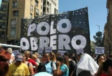 Manifestantes en la calle con carteles y banderas