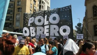 Manifestantes en la calle con carteles y banderas