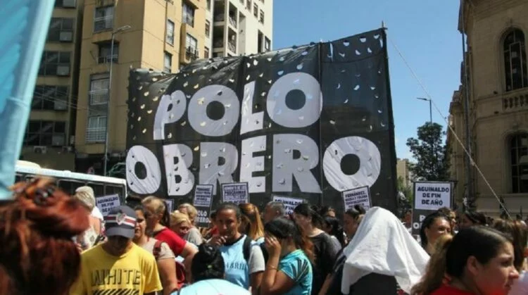 Manifestantes en la calle con carteles y banderas