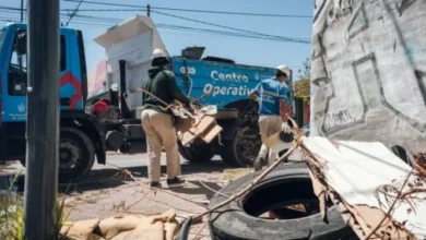 Camión de descacharreo en la calle para prevenir el dengue en Córdoba