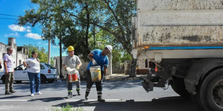 Imagen de un operativo de limpieza en un barrio de Córdoba para prevenir el dengue