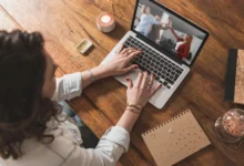 Persona hablando en una sala de mediación