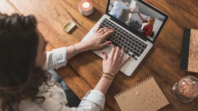 Persona hablando en una sala de mediación