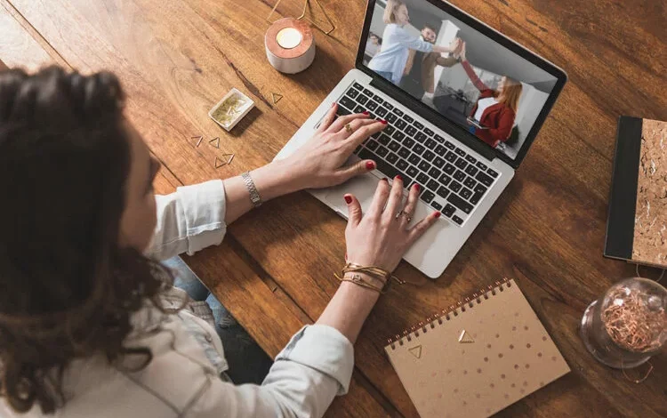 Persona hablando en una sala de mediación