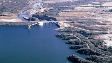 Imagen de un dique con agua desbordando