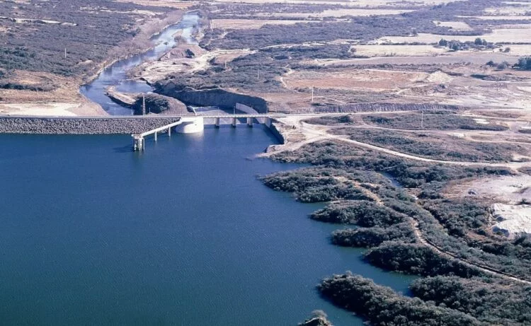 Imagen de un dique con agua desbordando