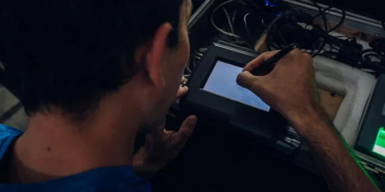 Personal del Operativo DNI atendiendo a vecinos en un barrio de Córdoba