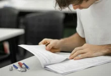Imagen de un profesional de la salud en un hospital, con un estetoscopio alrededor del cuello
