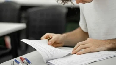 Imagen de un profesional de la salud en un hospital, con un estetoscopio alrededor del cuello