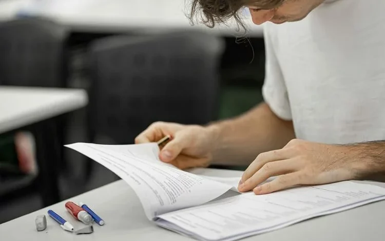 Imagen de un profesional de la salud en un hospital, con un estetoscopio alrededor del cuello