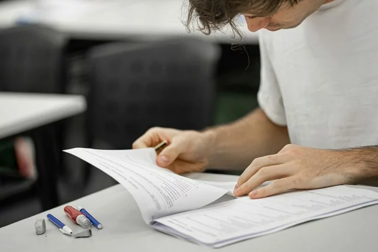 Imagen de un profesional de la salud en un hospital, con un estetoscopio alrededor del cuello